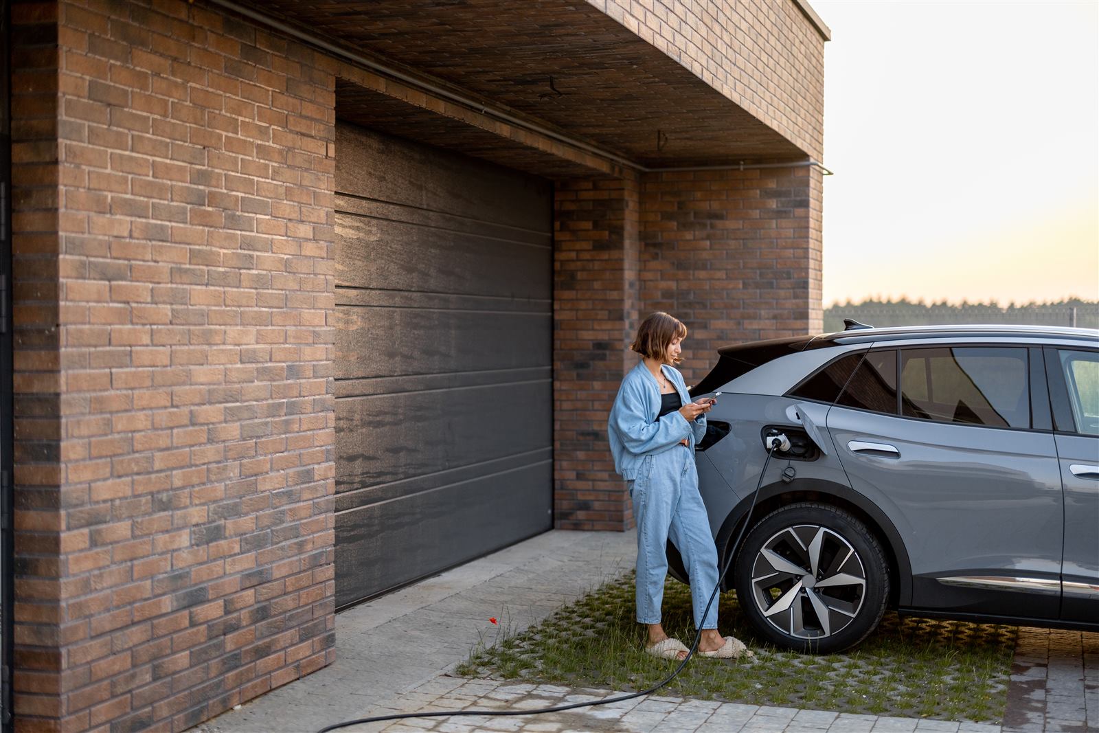 Quanto custa carregar um carro elétrico em casa? O guia completo